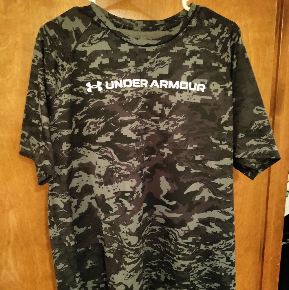Mens Under Armour XL Camo T-shirt